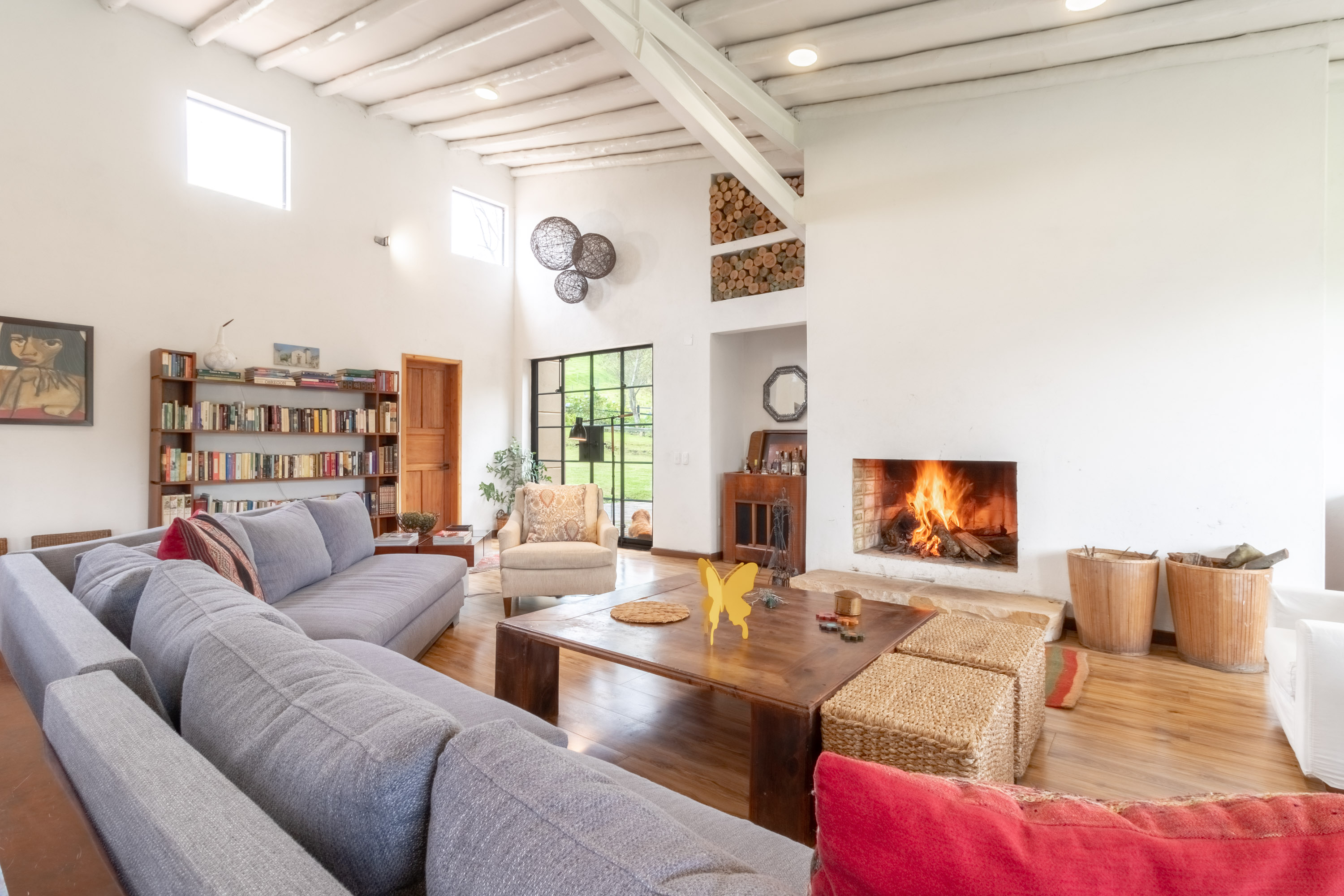 Sala de estar junto a la chimenea