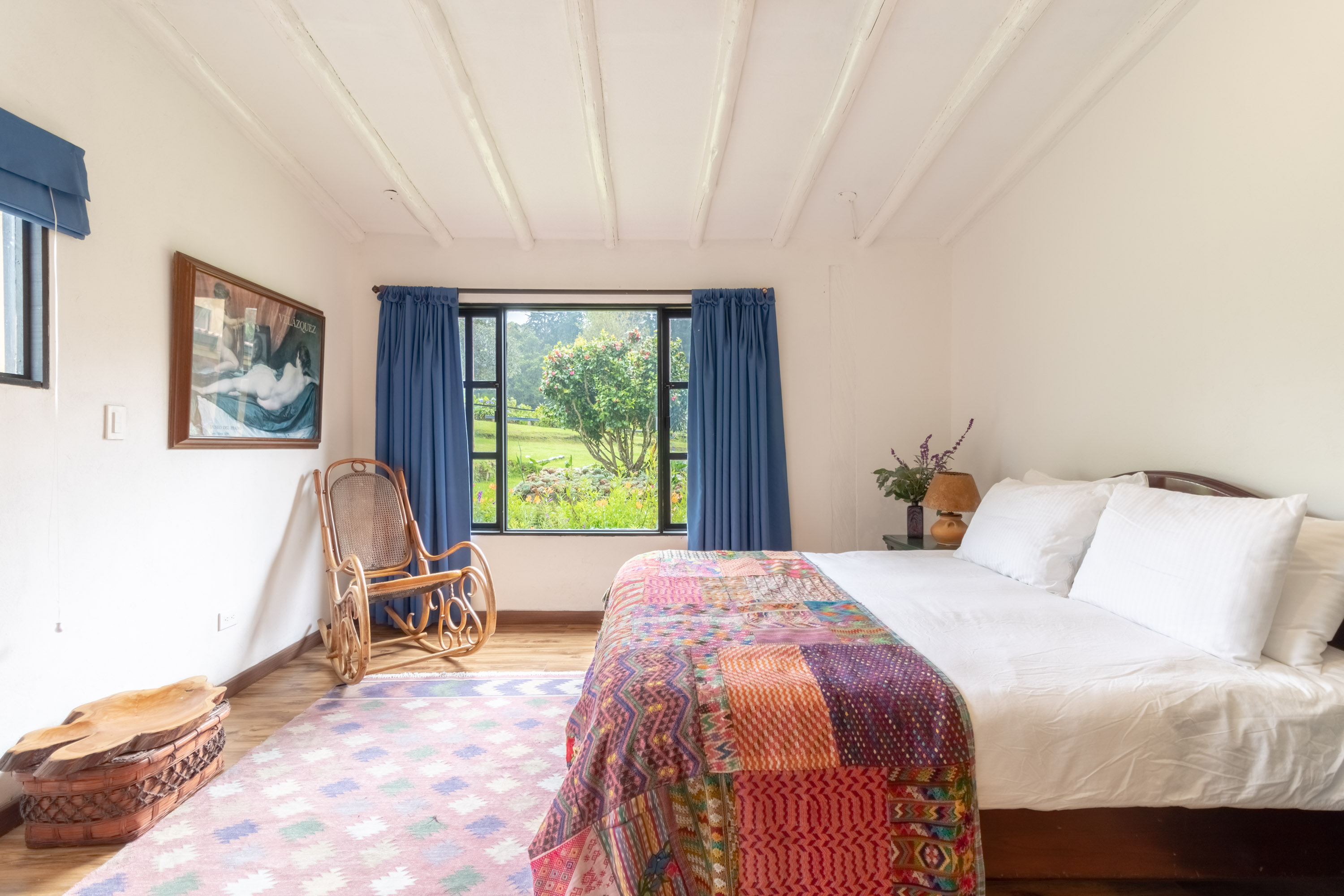 Habitación con colores vivos