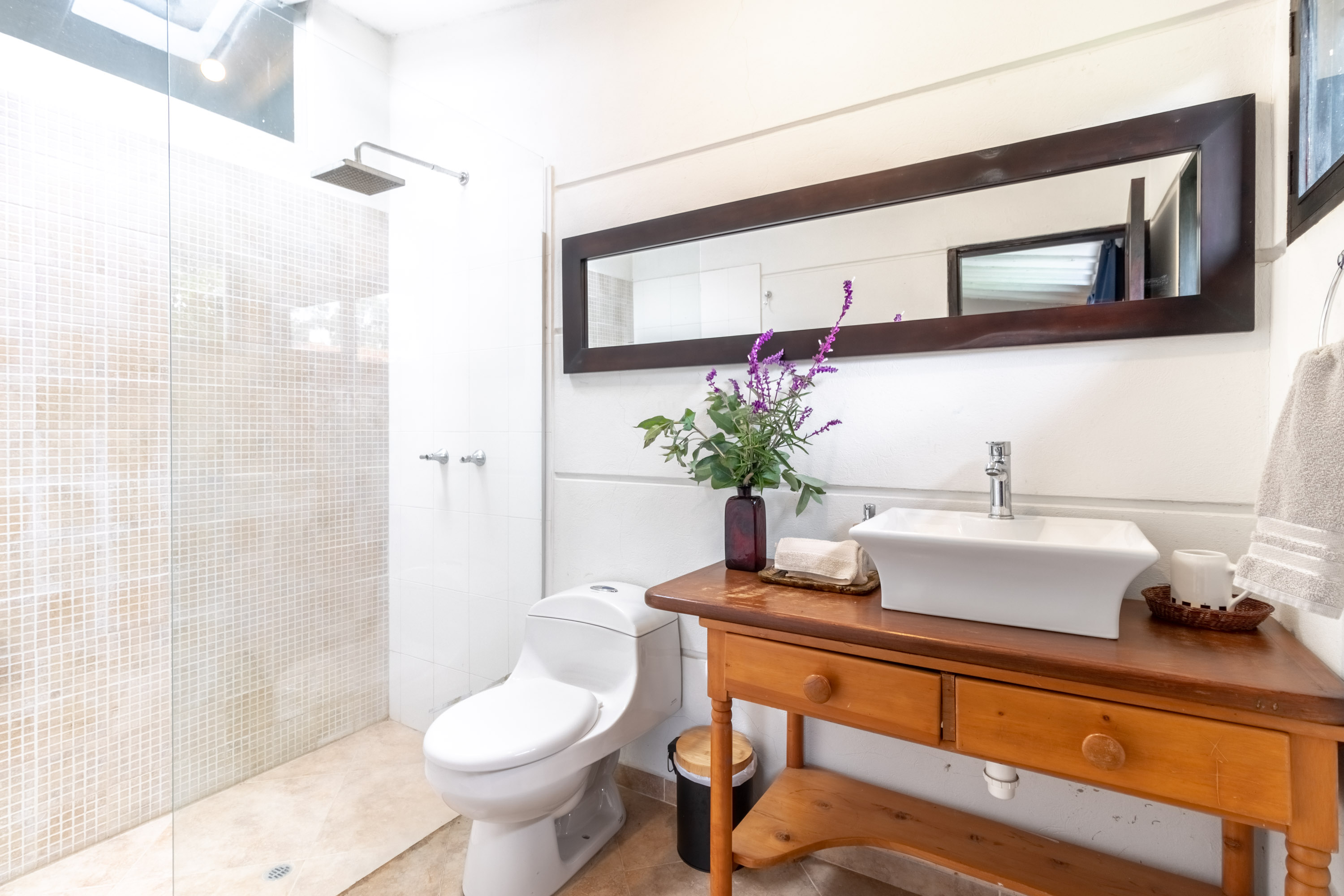 Baño con acabados rústicos