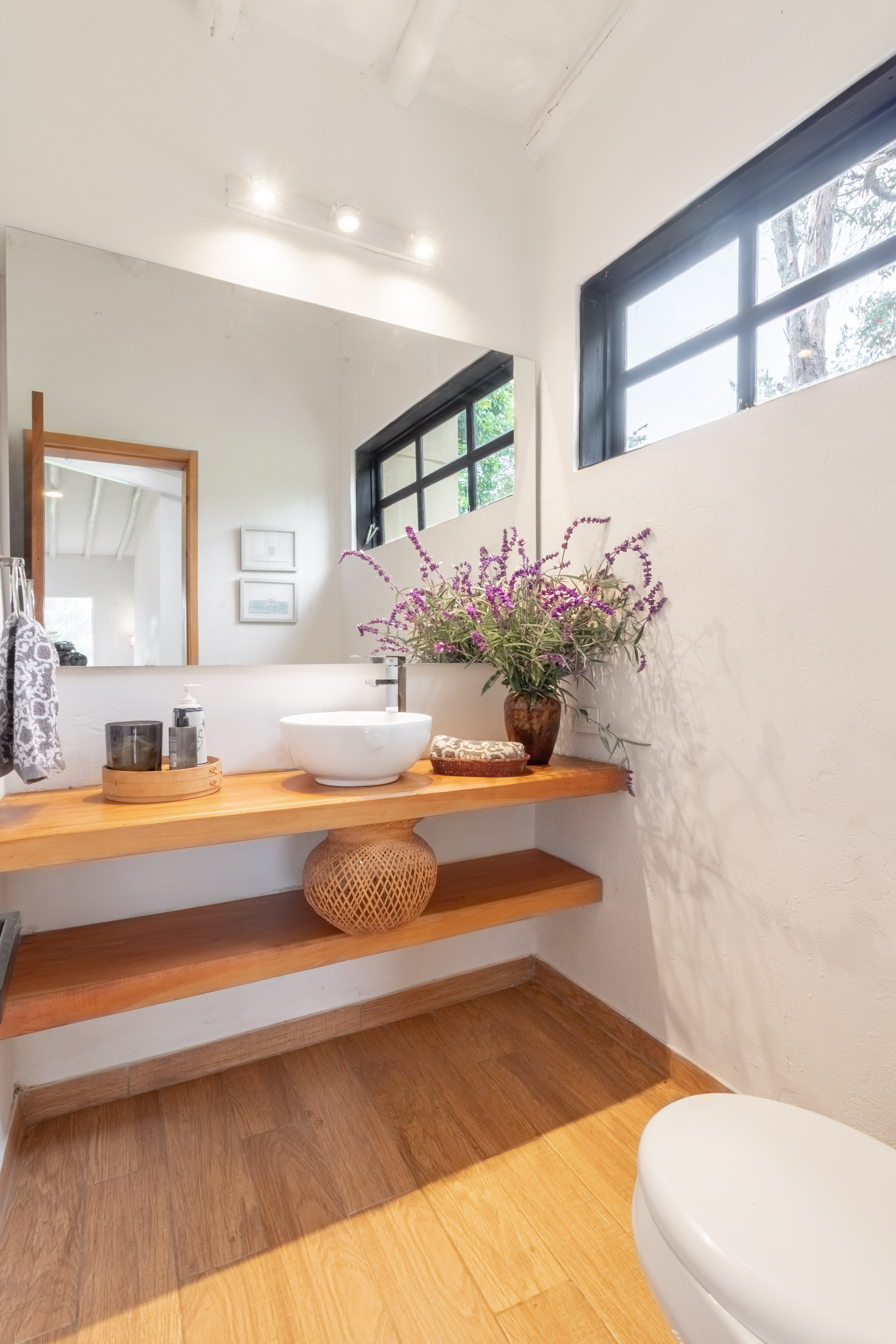 Baño con lavamanos de diseño