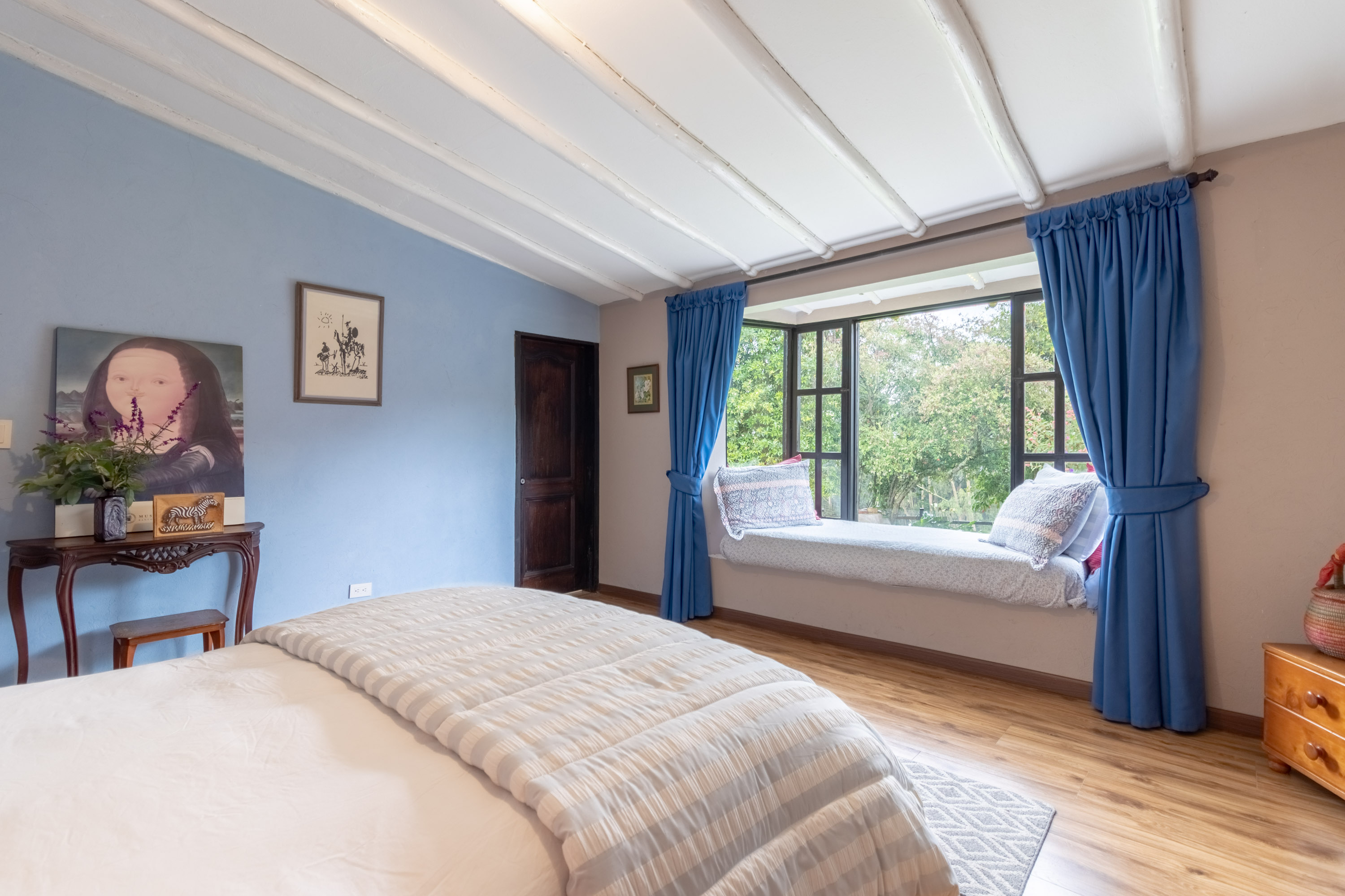 Habitación con detalles de arte