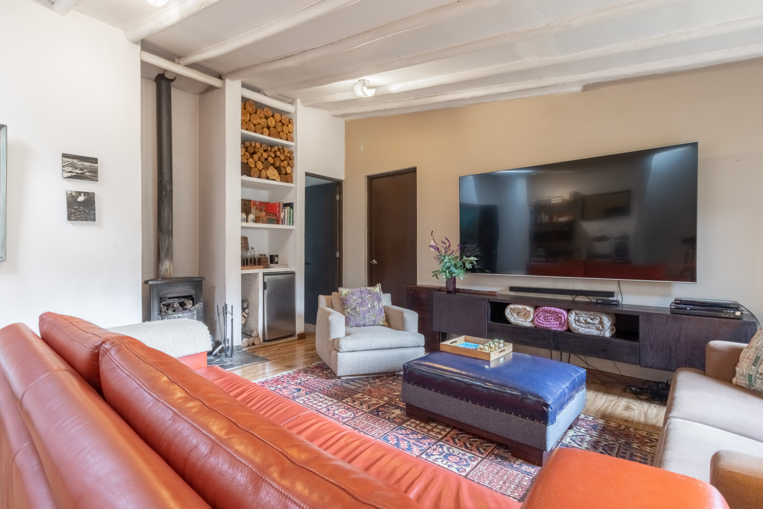 Sala con estufa de leña